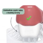 Zbliżenie na główkę szczoteczki myjącą ząb. Widać, jak silikonowe wypustki docierają do każdego zakamarka zęba jednocześnie. Potwierdzenie skuteczności usuwania osadu z trudno dostępnych miejsc.