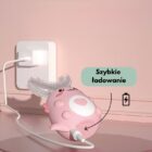 Szczoteczka soniczna podłączona kablem do ładowarki w gniazdku elektrycznym. Grafika z napisem "Szybkie ładowanie", demonstrująca łatwość zasilania za pomocą standardowej ładowarki do telefonu.