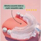 Wizualizacja 3D pokazująca jak głowica szczoteczki obejmuje cały łuk zębowy dziecka. Silikonowe włoski dokładnie przylegają do zębów. Grafika z 5 gwiazdkami i napisem "Główka szczotki dobrze czyści wszystkie zęby".