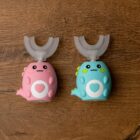 Na zdjęciu widnieją dwie szczoteczki elektryczne - różowa oraz turkusowa. Widać porównanie obydwu szczoteczek. Jedna idealnie pasuje dla chłopczyka druga dla dziewczynki.