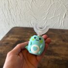 Zdjęcie pokazuje szczoteczkę elektrczyną dinodent w kolorze turkusowym w dłoniach. Widać wyraźnie jak szczoteczka układa się w dłoni dorosłej osoby.