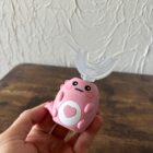 Zdjęcie pokazuje szczoteczkę elektrczyną dinodent w kolorze turkusowym w dłoniach. Widać wyraźnie jak szczoteczka układa się w dłoni dorosłej osoby.